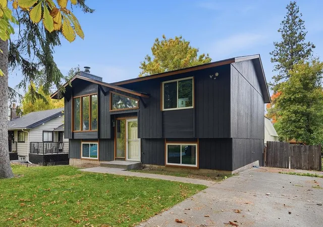 Photo 2 of Single family home for sale at 322 W 20th Avenue, Spokane, WA 99203 | MLS# 202626002 | Listing updated on 2026-10-21