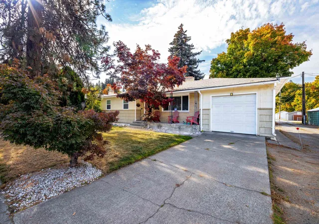 Photo 2 of Single family home for sale at 902 S Freya St, Spokane, WA 99202 | MLS# 202626228 | Listing updated on 2026-10-26