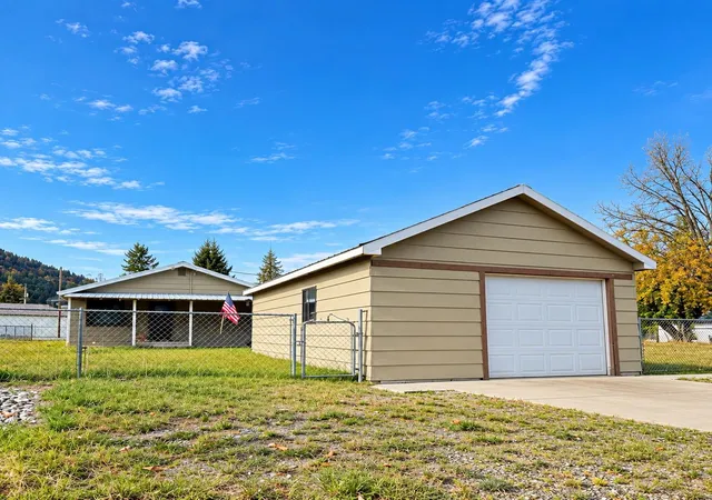 Photo 3 of Single family home for sale at 109 E Blackwell St, Ione, WA 99139 | MLS# 202626246 | Listing updated on 2026-10-26