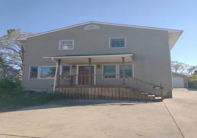 Photo 1 of Single family home for sale at 714 9th St, Peru, IL 61354 | MLS# 12109977 | Listing updated on 2024-12-10
