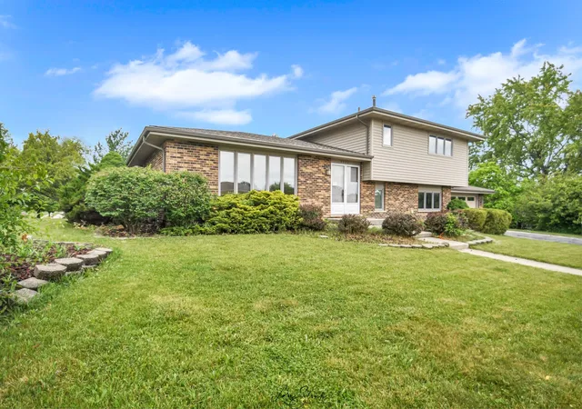 Photo 3 of Single family home for sale at 9322 W 140th Street, Orland Park, IL 60462 | MLS# 12119027 | Listing updated on 2024-12-06