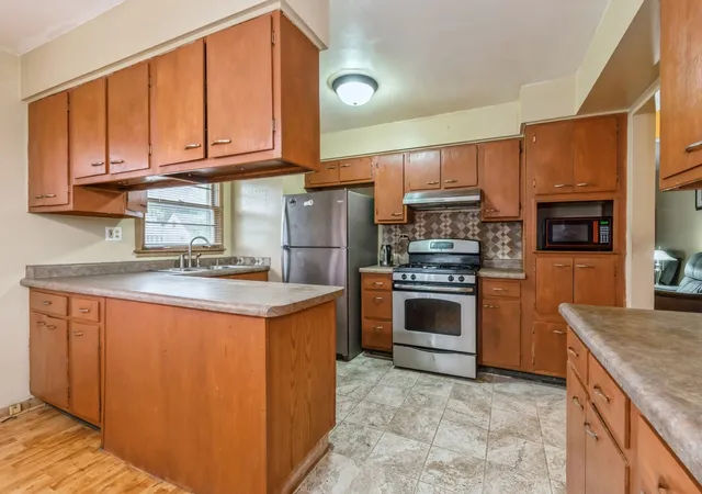 Photo 4 of Single family home for sale at 437 161st Street, South Holland, IL 60473 | MLS# 12136289 | Listing updated on 2024-12-06