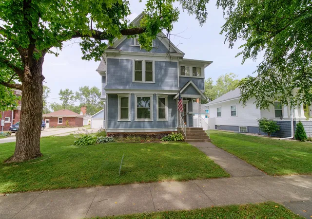 Photo 1 of Single family home for sale at 304 E Van Allen St, Tuscola, IL 61953 | MLS# 12136871 | Listing updated on 2024-12-09