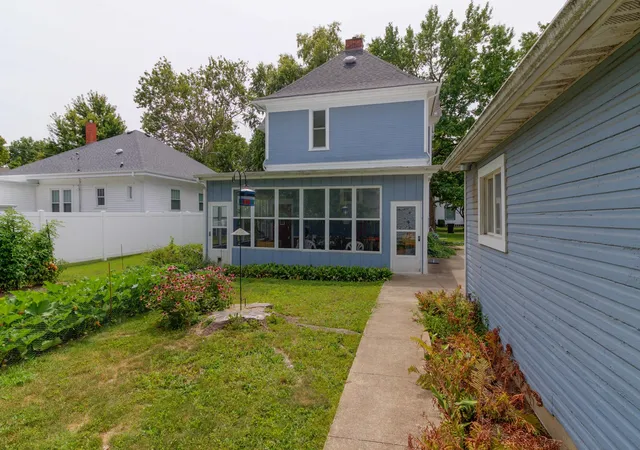 Photo 2 of Single family home for sale at 304 E Van Allen St, Tuscola, IL 61953 | MLS# 12136871 | Listing updated on 2024-12-09