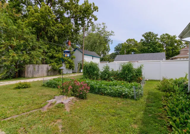 Photo 3 of Single family home for sale at 304 E Van Allen St, Tuscola, IL 61953 | MLS# 12136871 | Listing updated on 2024-12-09