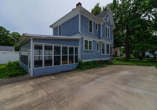 Photo 4 of Single family home for sale at 304 E Van Allen St, Tuscola, IL 61953 | MLS# 12136871 | Listing updated on 2024-12-09
