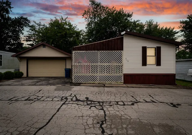 Photo 2 of Manufactured home for sale at 919 9th Street, Bloomington, IL 61704 | MLS# 12140017 | Listing updated on 2024-12-09