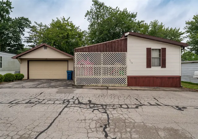 Photo 3 of Manufactured home for sale at 919 9th Street, Bloomington, IL 61704 | MLS# 12140017 | Listing updated on 2024-12-09