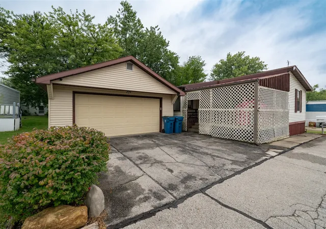 Photo 3 of Manufactured home for sale at 919 9th Street, Bloomington, IL 61704 | MLS# 12140017 | Listing updated on 2024-12-09