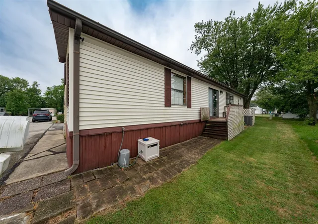 Photo 4 of Manufactured home for sale at 919 9th Street, Bloomington, IL 61704 | MLS# 12140017 | Listing updated on 2024-12-09