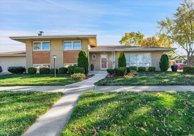 Photo 1 of Single family home for sale at 4540 W 100th St, Oak Lawn, IL 60453 | MLS# 12142389 | Listing updated on 2024-12-08