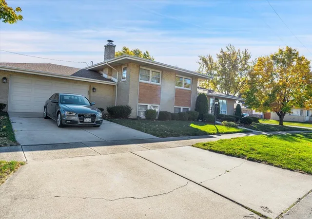 Photo 2 of Single family home for sale at 4540 W 100th St, Oak Lawn, IL 60453 | MLS# 12142389 | Listing updated on 2024-12-08