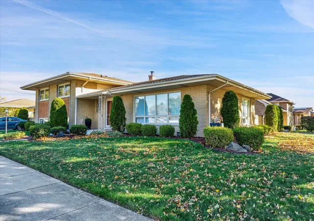Photo 2 of Single Family Residence at 4540 W 100th Street, Oak Lawn, IL 60453 | MLS# 12142389 | | Sold on 2025-03-31