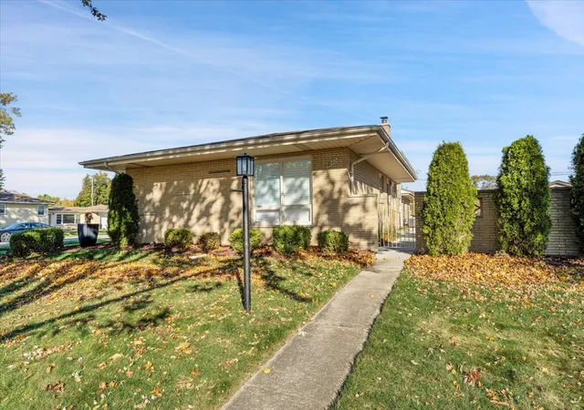 Photo 3 of Single Family Residence at 4540 W 100th Street, Oak Lawn, IL 60453 | MLS# 12142389 | | Sold on 2025-03-31