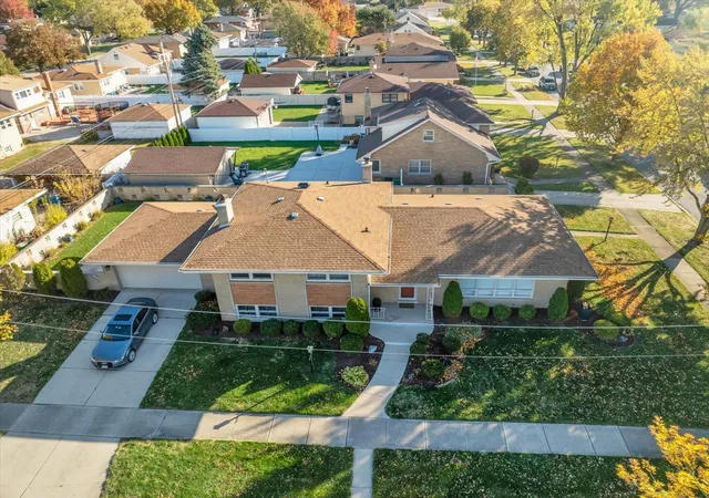 Photo 4 of Single Family Residence at 4540 W 100th Street, Oak Lawn, IL 60453 | MLS# 12142389 | | Sold on 2025-03-31