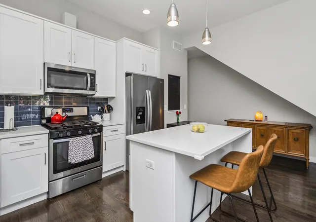 Listing Photo 4 - Condo for sale in building located at 2047 W 21St Pl, Chicago, IL 60608 - Unit #2
