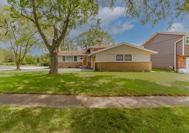 Photo 3 of Single family home for sale at 17117 Linden Dr, Hazel Crest, IL 60429 | MLS# 12148262 | Listing updated on 2024-12-09
