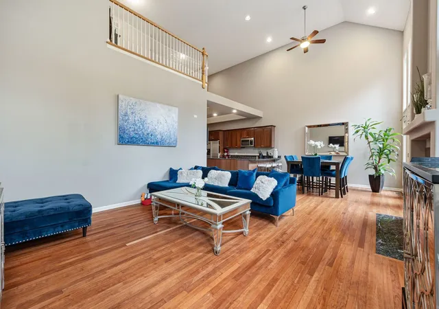 Photo 2 of Townhouse for sale at 909 W Andover Ct, Palatine, IL 60067 | MLS# 12164599 | Listing updated on 2024-12-07