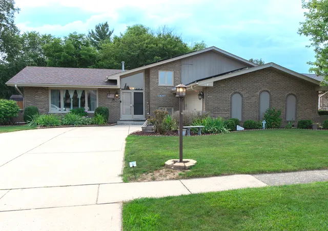 Photo 1 of Single family home for sale at 14630 S West Abbott Rd, Homer Glen, IL 60491 | MLS# 12166342 | Listing updated on 2024-12-10