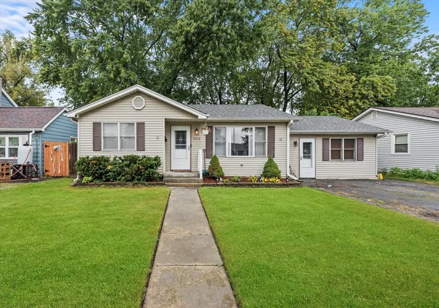 Photo 1 of Single family home for sale at 10512 Oak Park Ave, Chicago Ridge, IL 60415 | MLS# 12174459 | Listing updated on 2024-12-10