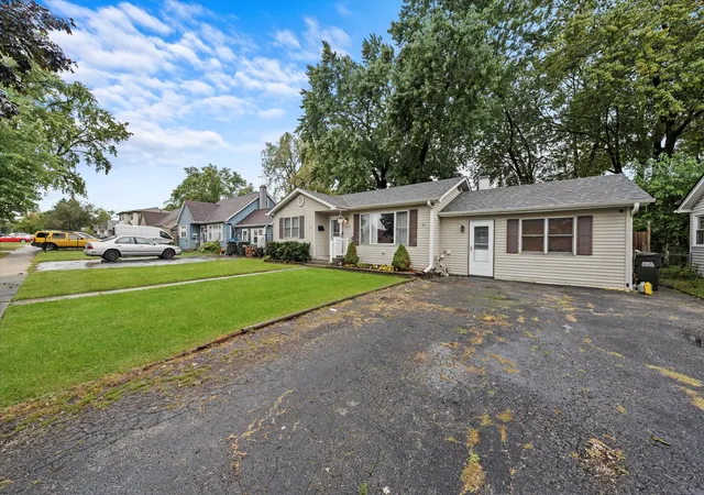 Photo 2 of Single family home for sale at 10512 Oak Park Ave, Chicago Ridge, IL 60415 | MLS# 12174459 | Listing updated on 2024-12-10