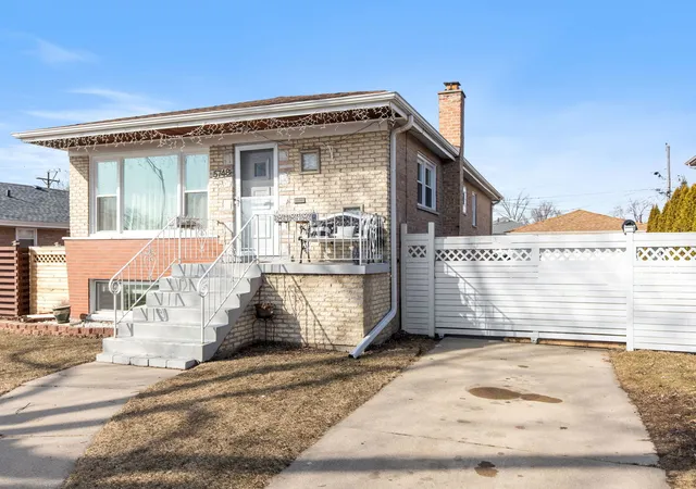 Photo 2 of Single family home for sale at 5748 W 89th St, Oak Lawn, IL 60453 | MLS# 12175629 | Listing updated on 2024-12-07