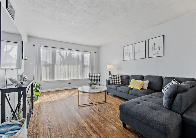 Photo 3 of Single Family Residence at 5748 W 89th Street, Oak Lawn, IL 60453 | MLS# 12175629 | | Sold on 2025-01-23