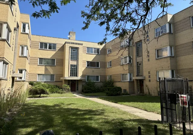 Photo 3 of Condo for sale at 2040 E 72nd Place #3, Chicago, IL 60649 | MLS# 12177042 | Listing updated on 2024-12-10