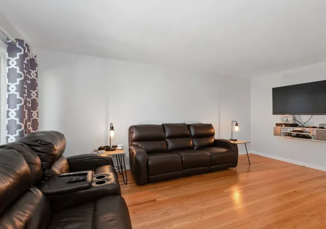 Photo 3 of Single family home for sale at 6025 W 64th St, Chicago, IL 60638 | MLS# 12183139 | Listing updated on 2024-12-10