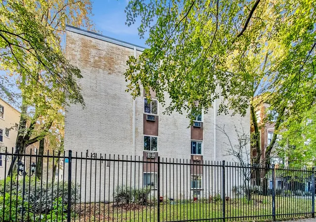 Photo 1 of Sale Pending at 1441 W Farwell Ave #3B, Chicago, IL 60626 | MLS# 12185758 | Listing updated on 2024-12-10