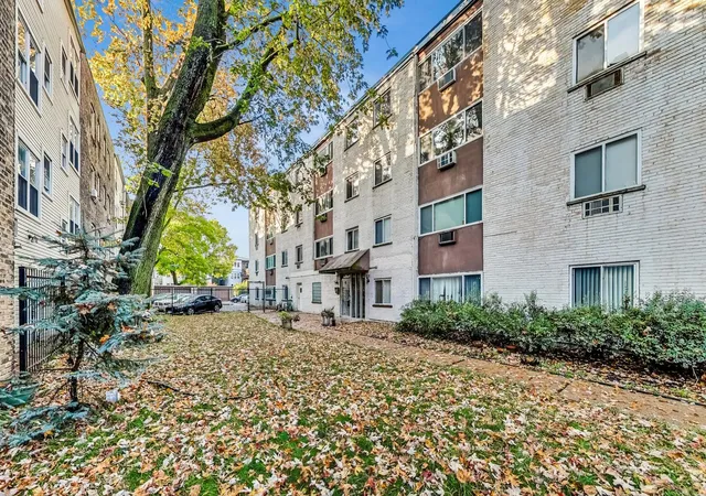 Photo 2 of Sale Pending at 1441 W Farwell Ave #3B, Chicago, IL 60626 | MLS# 12185758 | Listing updated on 2024-12-10