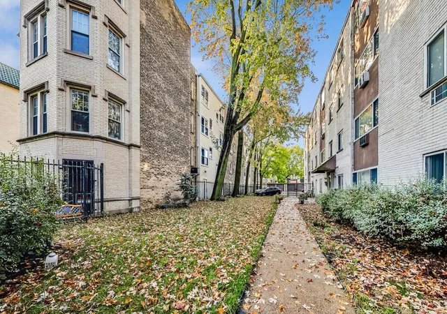 Photo 3 of Sale Pending at 1441 W Farwell Ave #3B, Chicago, IL 60626 | MLS# 12185758 | Listing updated on 2024-12-10