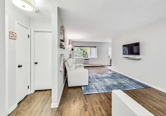 Photo 3 of Sale Pending at 1441 W Farwell Ave #3B, Chicago, IL 60626 | MLS# 12185758 | Listing updated on 2024-12-10