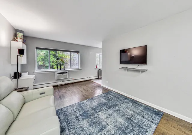 Photo 4 of Sale Pending at 1441 W Farwell Ave #3B, Chicago, IL 60626 | MLS# 12185758 | Listing updated on 2024-12-10