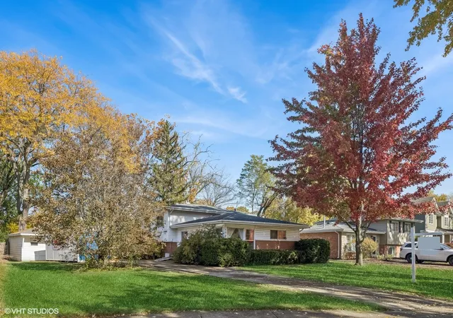 Photo 1 of Sale Pending at 1521 Lakeside Dr, Wheaton, IL 60187 | MLS# 12186834 | Listing updated on 2024-12-09