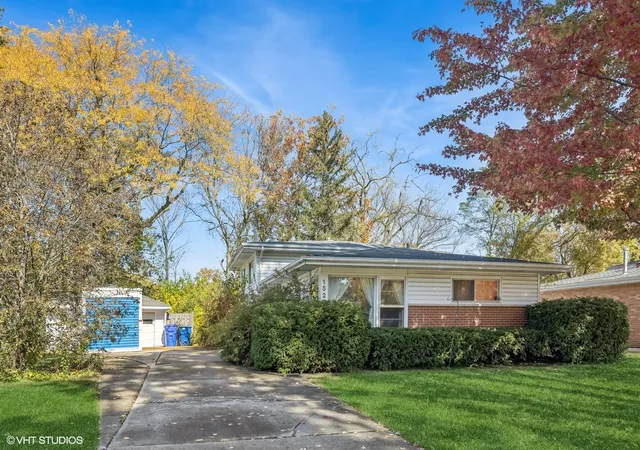 Photo 17 of Sale Pending at 1521 Lakeside Dr, Wheaton, IL 60187 | MLS# 12186834 | Listing updated on 2024-12-09