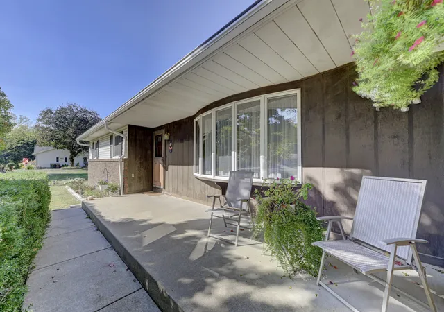 Photo 2 of Single family home for sale at 5883 Darline Dr, Saint Anne, IL 60964 | MLS# 12186914 | Listing updated on 2024-12-09