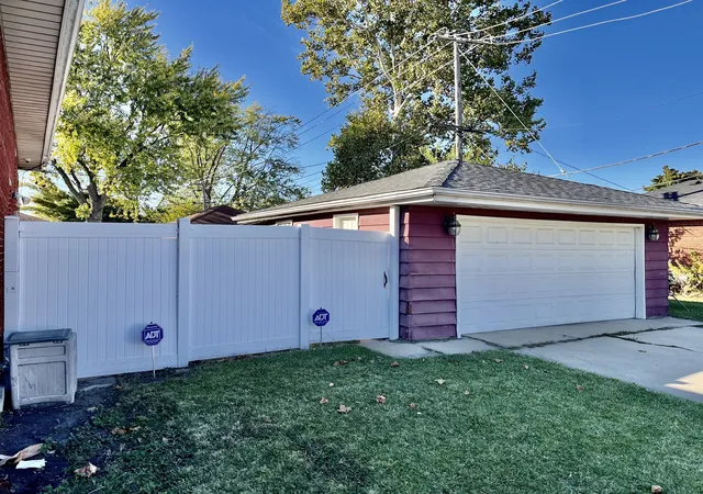 Photo 2 of Single family home for sale at 15430 Cottage Grv Ave, South Holland, IL 60473 | MLS# 12196546 | Listing updated on 2024-12-06