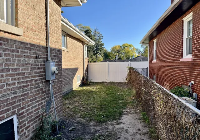 Photo 3 of Single family home for sale at 15430 Cottage Grv Ave, South Holland, IL 60473 | MLS# 12196546 | Listing updated on 2024-12-06