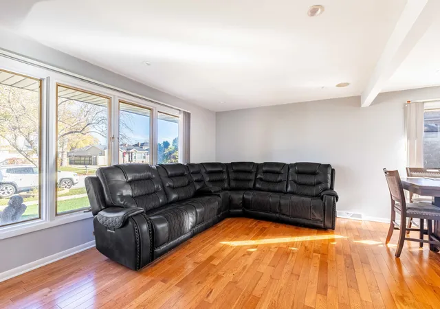 Photo 4 of Single Family Residence at 5825 W 88th Place, Oak Lawn, IL 60453 | MLS# 12200885 | | Sold on 2025-02-14