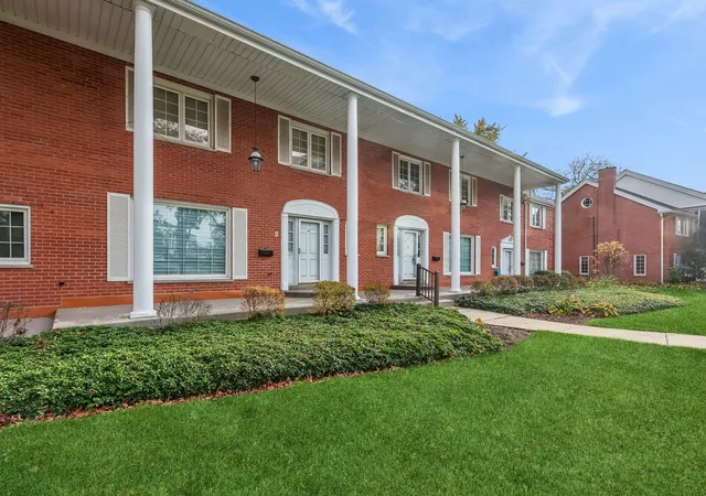 Photo 1 of Condo for sale at 27 N Tower Rd #27, Oak Brook, IL 60523 | MLS# 12201240 | Listing updated on 2024-12-10