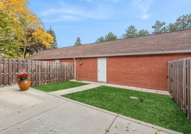 Photo 22 of Condo for sale at 27 N Tower Rd #27, Oak Brook, IL 60523 | MLS# 12201240 | Listing updated on 2024-12-10