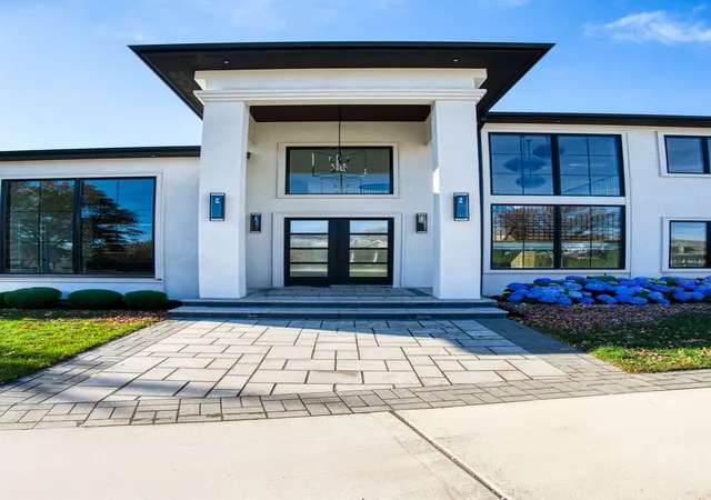 Photo 4 of Single Family Residence at 48 Baybrook Ln, Oak Brook, IL 60523 | MLS# 12202643 | | Sold on 2025-01-31