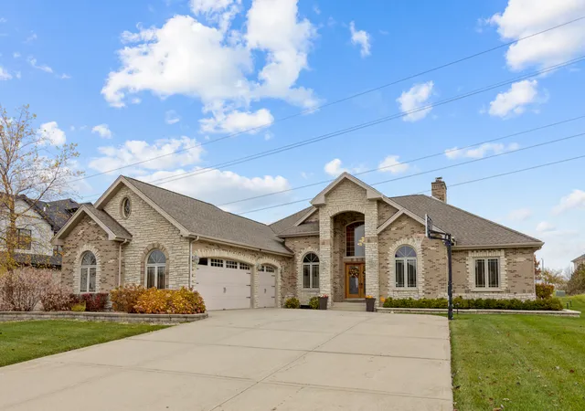 Photo 3 of Single family home for sale at 20685 Grand Hvn Dr, Frankfort, IL 60423 | MLS# 12202753 | Listing updated on 2024-12-09