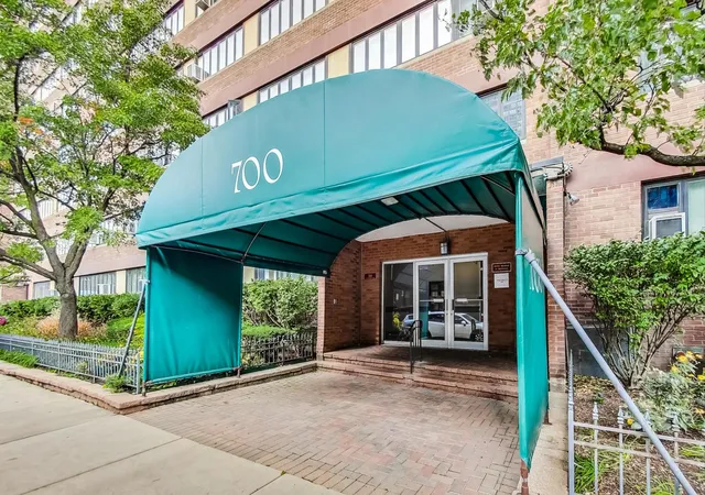 2nd image of 700 W Bittersweet Pl #405, Chicago, IL 60613 | MLS# 12203070