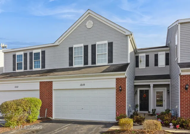 Photo 2 of Townhouse for sale at 1210 Courtland Cir, Plainfield, IL 60586 | MLS# 12203730 | Listing updated on 2024-12-08