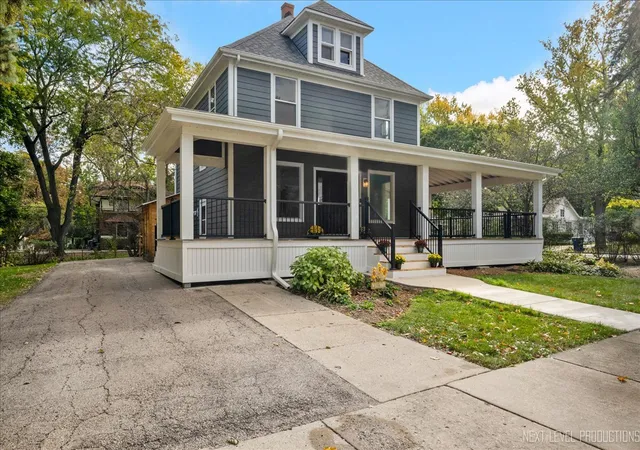 Photo 2 of Sale Pending at 328 S 7th St, Saint Charles, IL 60174 | MLS# 12206474 | Listing updated on 2024-12-06