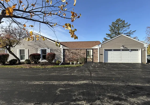 Photo 1 of Townhouse for sale at 1040 Dartmouth Dr, Wheaton, IL 60189 | MLS# 12206708 | Listing updated on 2024-12-08