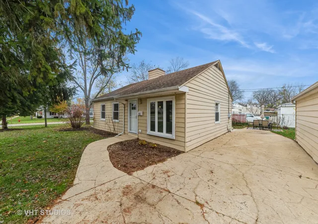 Photo 2 of Single family home for sale at 292 Saint Marys Pkwy, Buffalo Grove, IL 60089 | MLS# 12206941 | Listing updated on 2024-12-10