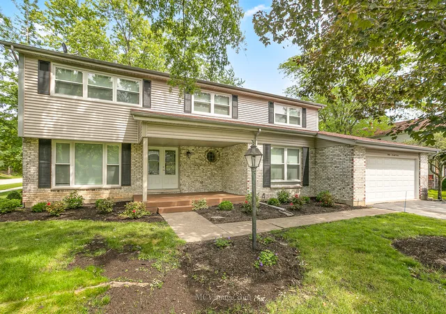 Photo 1 of Single family home for sale at 992 Hampton Park, Barrington, IL 60010 | MLS# 12207761 | Listing updated on 2024-12-10